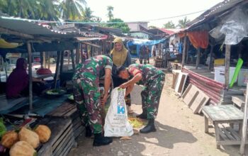 Dekat dengan Rakyat, Babinsa dan Warga Pongo Gotong Royong Bersihkan Pasar