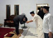 Turut Berdukacita, Kapolres Sinjai Melayat ke Rumah Duka Pimpinan Pondok Pesantren Darul Istiqomah Putri.