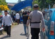Polres Sinjai Turunkan Personel Sat Lantas dan Gabungan Polsek untuk Gatur Lalin di Rumah Duka Almarhum Ustadz H. Najamuddin Marzuki.
