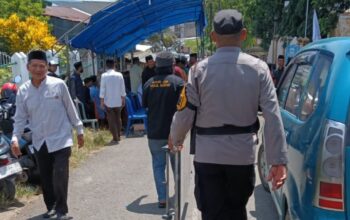 Polres Sinjai Turunkan Personel Sat Lantas dan Gabungan Polsek untuk Gatur Lalin di Rumah Duka Almarhum Ustadz H. Najamuddin Marzuki.