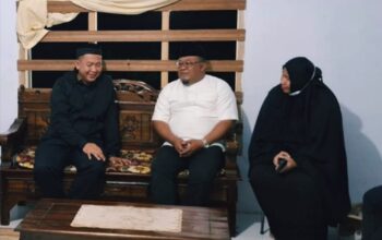 Datang Tanpa Pangkat dan Seragam Dinas, Kapolres Sinjai Sambangi Kediaman KH Najamuddin Marzuki.