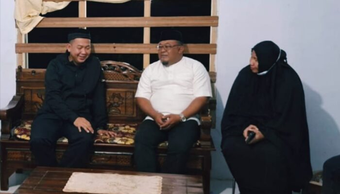 Datang Tanpa Pangkat dan Seragam Dinas, Kapolres Sinjai Sambangi Kediaman KH Najamuddin Marzuki.