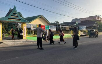 Polsek Marioriawa dan Polsek Marioriwawo Laksanakan Pengaturan Lalu Lintas Pagi Hari Demi Keamanan Pengguna Jalan