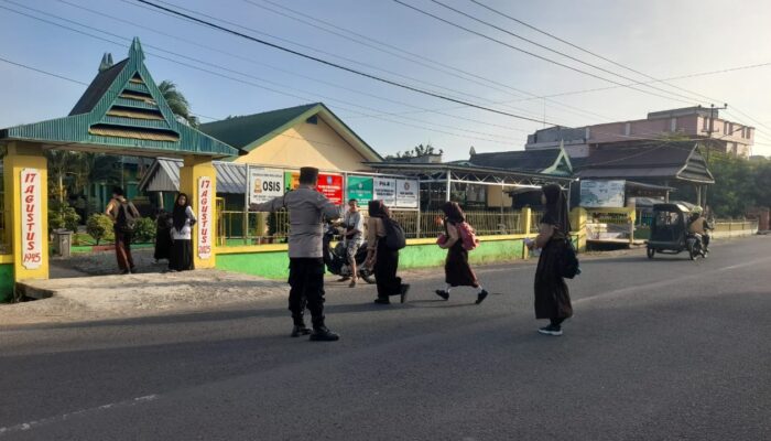 Polsek Marioriawa dan Polsek Marioriwawo Laksanakan Pengaturan Lalu Lintas Pagi Hari Demi Keamanan Pengguna Jalan