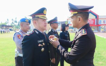 Kapolres Banggai Sematkan Satyalencana Pengabdian dari Presiden RI ke 33 Personel