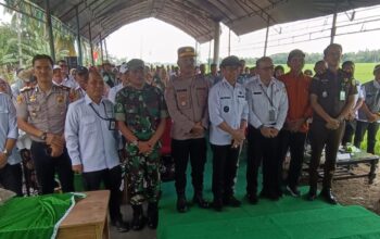 MELALUI WAKAPOLRES, KAPOLRES SOPPENG SAMPAIKAN APRESIASI PANEN PERDANA PADI SISTEM ARKANSAS