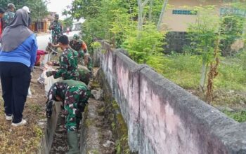 Babinsa Koramil 1413-08/Gu Ajak Warga Bersihkan Lingkungan Pasar Lombe