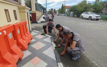 Semangat Gotong Royong, Personel Polres Sinjai Bersihkan Lingkungan Usai Olahraga Bersama.
