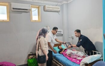 Wujud Kepedulian Pimpinan, Kapolres Sinjai Jenguk Anggotanya Yang Sedang Sakit.