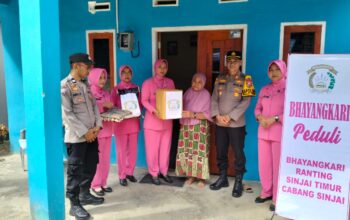 Sentuhan Kepedulian Polri, Kapolsek Sinjai Timur dan Bhayangkari Berikan Bantuan Sembako.