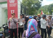 Humanis dan Persuasif, Kasat Binmas Polres Enrekang Pimpin Tim Negosiator Amankan Aksi Unjuk Rasa di Depan Kantor Bupati Enrekang
