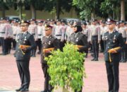 Personel Polda Sultra Terima Tanda Kehormatan Satya Lencana pada Upacara Hari Kesadaran Nasional