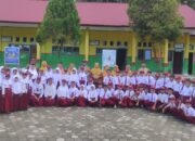 Bhabinkamtibmas Polsek Lasolo Sambangi SDN 5 Wawolesea: Edukasi Keselamatan Berkendara Sejak Dini