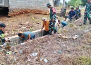 Babinsa Koramil 1413-10/Lasalimu dan Warga Bersinergi Jaga Kebersihan Lingkungan