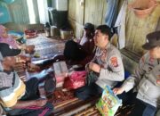Peduli Korban Bencana Alam, Polsek Lapandewa Berikan Bantuan Sosial