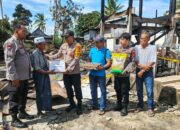 Personel Polsek Takkalalla Salurkan Bantuan Sembako untuk Korban Kebakaran di Desa Soro, Wajo