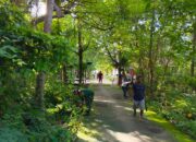 Peduli Lingkungan, Koramil 1413-06/Tomia Bersama Warga Bersihkan Lintas Jalan