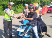 Sat Lantas Polres Buton Bagikan Brosur Keselamatan kepada Para Pengendara