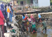 Terjun Langsung ke Pesisir, Koramil Tomia Bersama Warga Bersihkan Dermaga Lamanggau