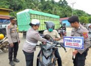 Operasi Keselamatan Tinombala -2026. Polres Morowali Utara bagikan Helm dan Jaket Gratis kepada para pengendara