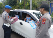 Personel Polsek Pasarwajo Lakukan Sosialisasi Pengaduan Online Propam Polri Melalui QR Code