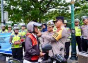 Operasi Keselamatan Anoa 2026, Ditlantas Polda Sultra Gelar “Polantas Menyapa” dengan Bagi Helm dan Bunga di Kendari