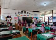 Gelar Police Goes To School, Kapolsek Sesean Berikan Edukasi di SDN 5 Sesean Suloara