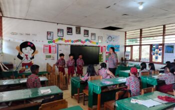 Gelar Police Goes To School, Kapolsek Sesean Berikan Edukasi di SDN 5 Sesean Suloara