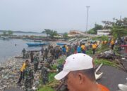 Kerja Bakti Jumat Bersih, TNI-Polri dan Pemkot Parepare Bikin ASRI Pantai Anjungan Cempae