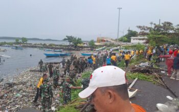 Kerja Bakti Jumat Bersih, TNI-Polri dan Pemkot Parepare Bikin ASRI Pantai Anjungan Cempae