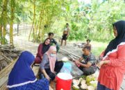 Segarkan Dahaga, Ibu-Ibu Sambuli Hidangkan Es Kelapa Muda untuk Satgas TMMD 121