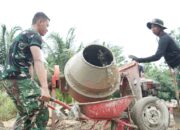 Semangat Membangun Desa, Anggota Satgas TMMD 127 Kendari Terjun Langsung Operasikan Mesin Molen