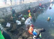 Koramil 1413-11/Wangi-Wangi Bersama Warga Merawat Pantai Marina Demi Lingkungan Bersih dan Lestari