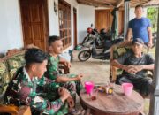 TNI Dekatkan Diri Dengan Warga Desa Kembang Di Sela Kesibukan TMMD 127
