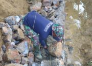 Pantang Surut, Satgas TMMD 127 Kendari Terjang Medan Licin Demi Rampungkan Talud Jembatan