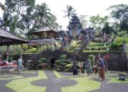 Wujud Toleransi, Satgas TMMD Ke 127 Kodim 0808/Blitar Bersihkan Pura Agung Arga Sonya