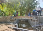 Sinergi Satgas TMMD 127 Kodim 1417/Kendari dan Warga Percepat Pengecoran Jembatan di Sambuli