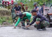 Tetap Semangat Percepat Pengecoran Rabat Jalan, Anggota Satgas TMMD Ke 127 Kodim 0808/Blitar Di Bulan Puasa