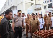 Kapolres Parepare Dampingi Wali Kota Pantau Harga Sembako di Pasar Lakessi Jelang Idul Fitri