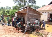 Respon Cepat TNI di Tengah Banjir, Babinsa Kodim 1412/Kolaka Bantu Evakuasi dan Penanganan Warga