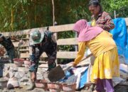 Semangat Gotong Royong, Ibu-Ibu Kelurahan Sambuli Bantu Satgas TMMD Ke-127 Angkut Material