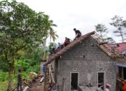 Bahu Membahu Pasang Genteng RTLH, Satgas TMMD Ke 127 Kodim 0808/Blitar Dan Warga Tunjukkan Kekompakan