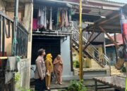 Bhabinkamtibmas Dampingi Aparat Kelurahan Periksa Lampu Lorong Warga