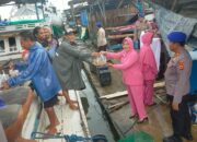 Sat Polairud Polres Sinjai dan Bhayangkari Bagikan Takjil untuk Masyarakat Nelayan.