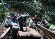 Pengelasan Besi WF Jadi Tahap Krusial Pembangunan Jembatan TMMD Ke-127 Di Desa Krisik