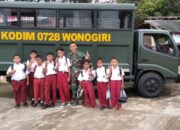 Canda Tawa Dan Edukasi Kunci Kedekatan Satgas TMMD Di Desa Kembang Wonogiri