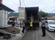 Satlantas Polres Banggai Tegur Kegiatan Bongkar Muat Kontainer di Bahu Jalan