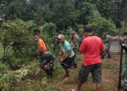 Jaga Kebersihan Kampung, Babinsa dan Warga Bandar Batauga Gelar Kerja Bakti