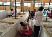 Pasar Bersih, Warga Sehat: Babinsa Koramil 1413-10/Lasalimu Ajak Warga dan Siswa Laksanakan Karya Bakti di Pasar Rakyat Desa Lasalimu