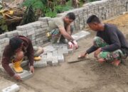 Satgas TMMD 127 Kodim 1417/Kendari Bersama Warga Laksanakan Pemasangan Paving Blok di Anggoeya